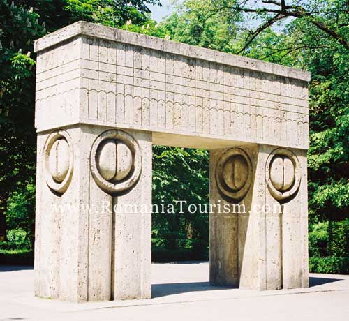 Constantin Brancusi - The Gate of Kiss 
(Targu-Jiu, Romania)