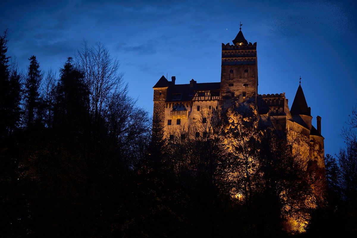 Bran Dracula Castle at night